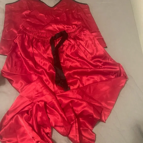 new without tags, silky pyjama set with eye mask - Picture 2 of 3